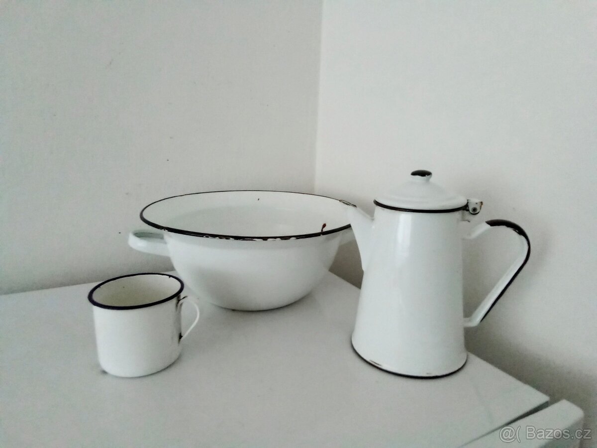 Staré, bílé, smaltované nádobí