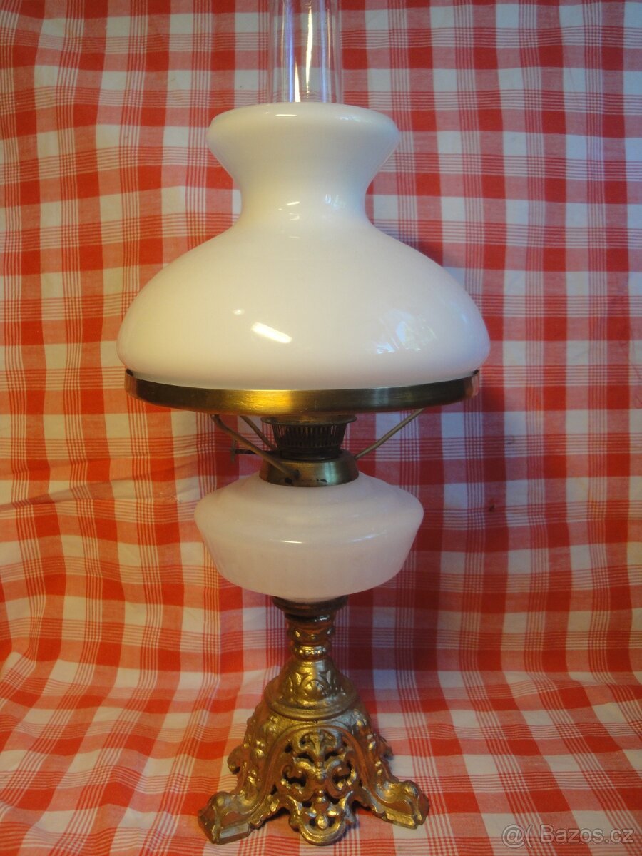 pěkná stará funkčí petrolejová lampa