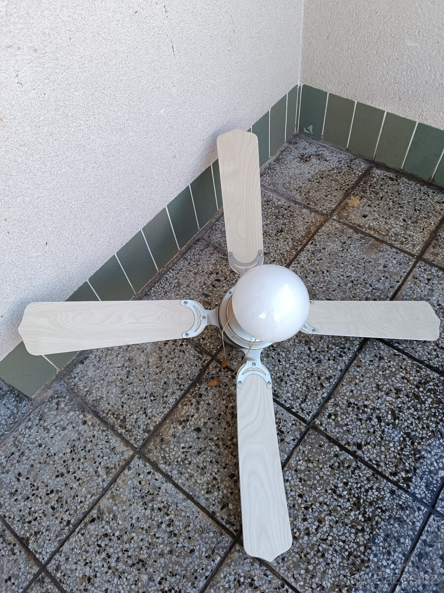 Stropní ventilátor se svítidlem 4 lopatky