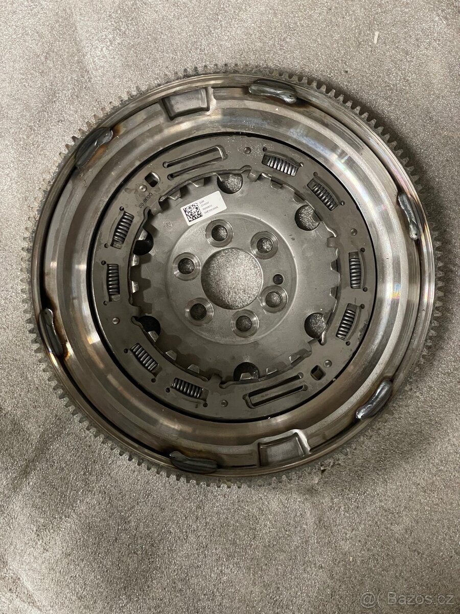 04E105266K Setrvačník