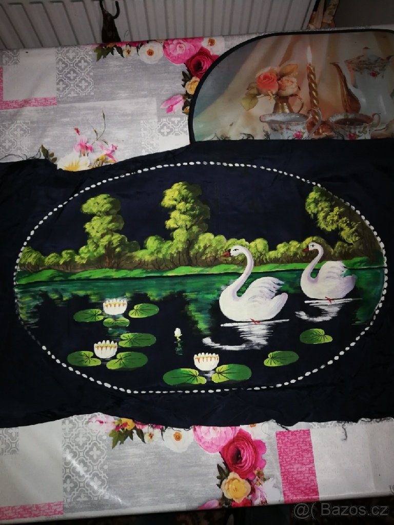 Ručně malovaná a vyšívaná látka na polštář.