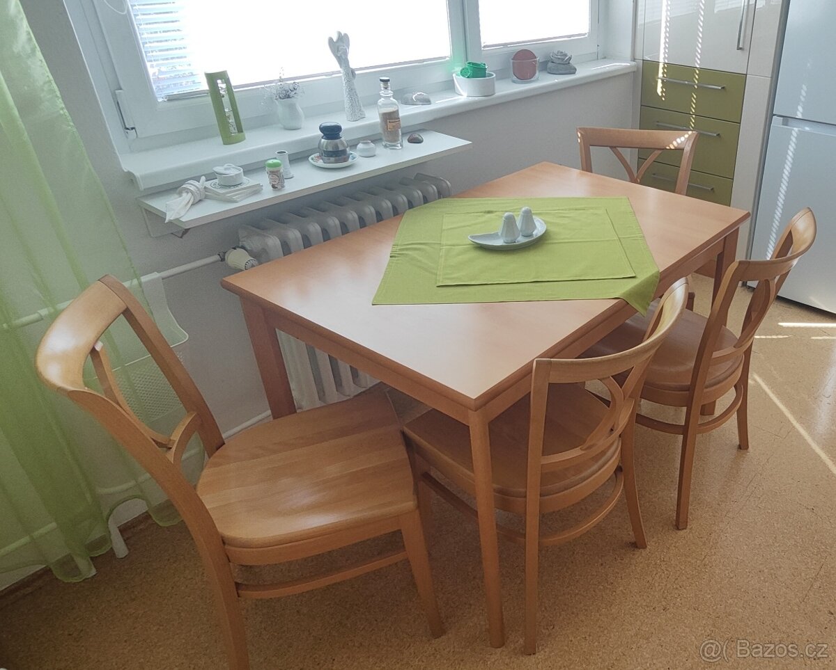 Jídelní stůl plus 4 židle
