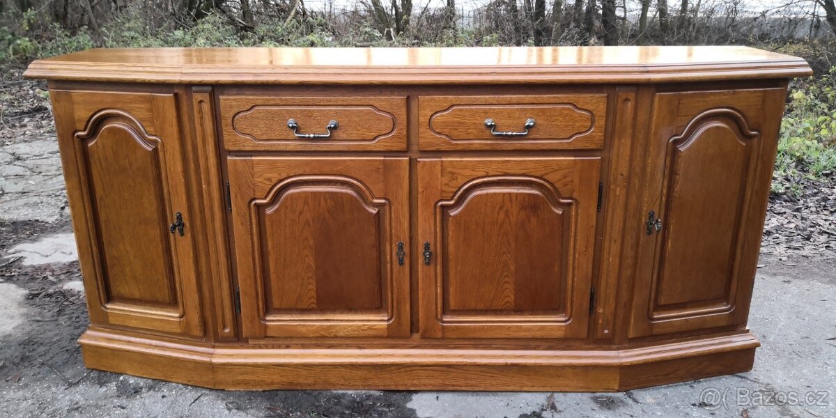 Masivní rustikální dlouhá komoda