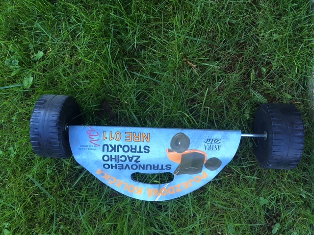 Pojezdová kolečka pod starou strunovou sekačku