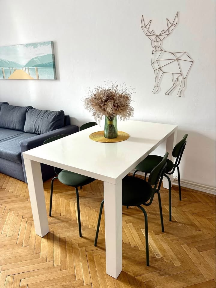 Bílý jídelní stůl