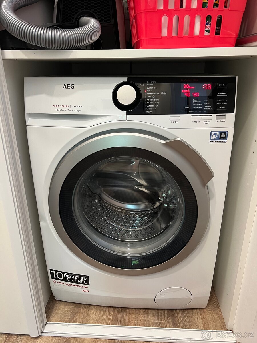 Pračka AEG Prosteam 7000 s parní funkcí.