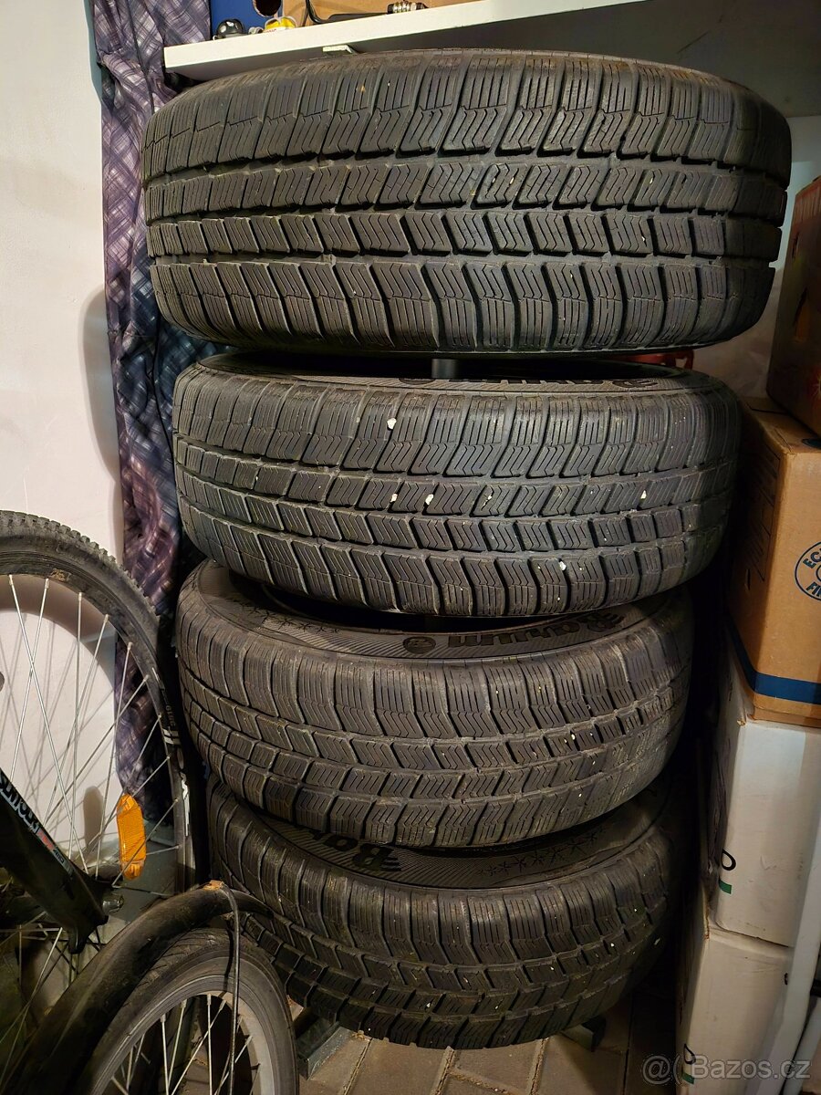 4 plechové kola s pneu v perfektním stavu, poklice, šrouby