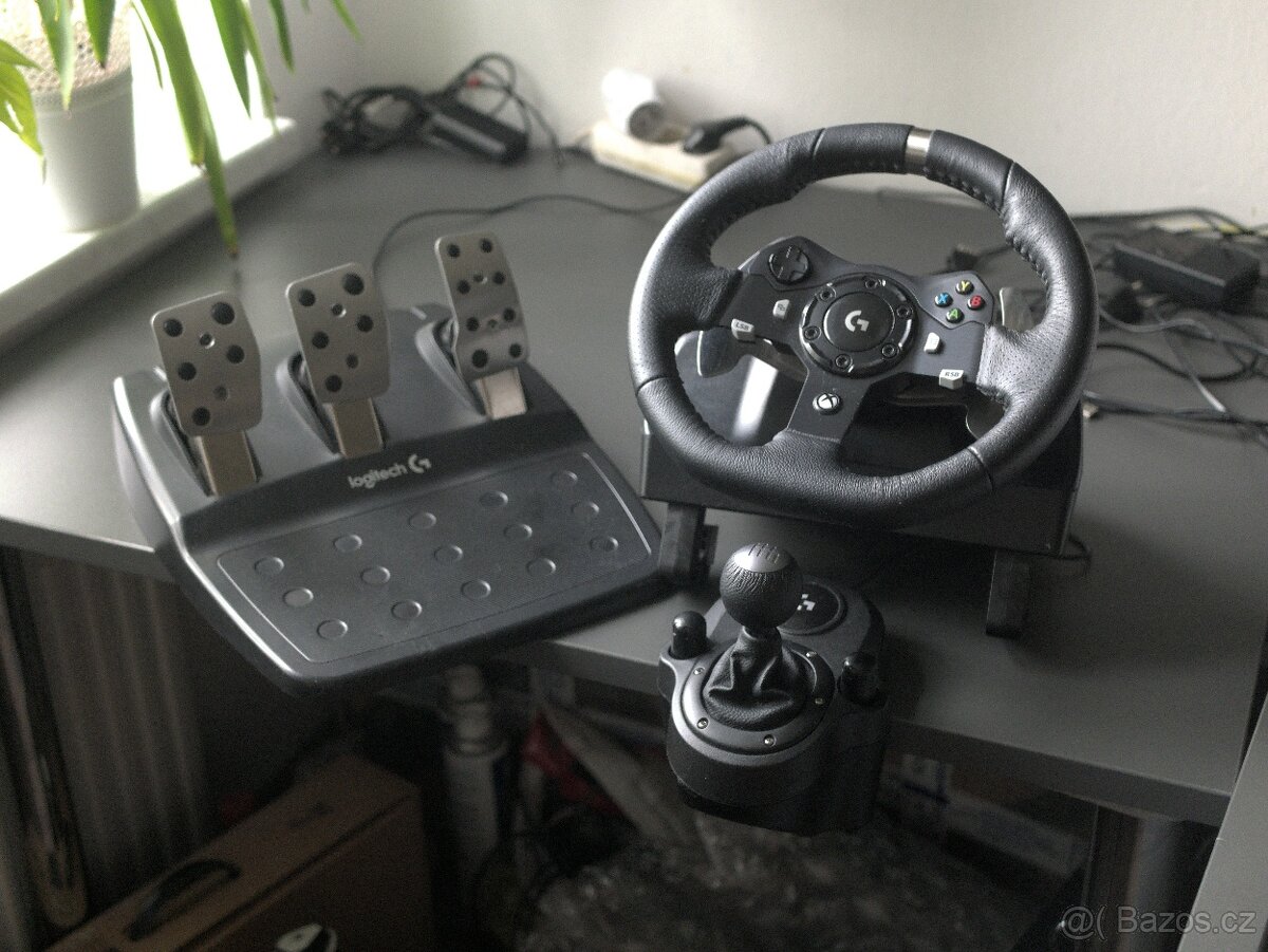 Volant Logitech G920 s pedály a řadící pákou
