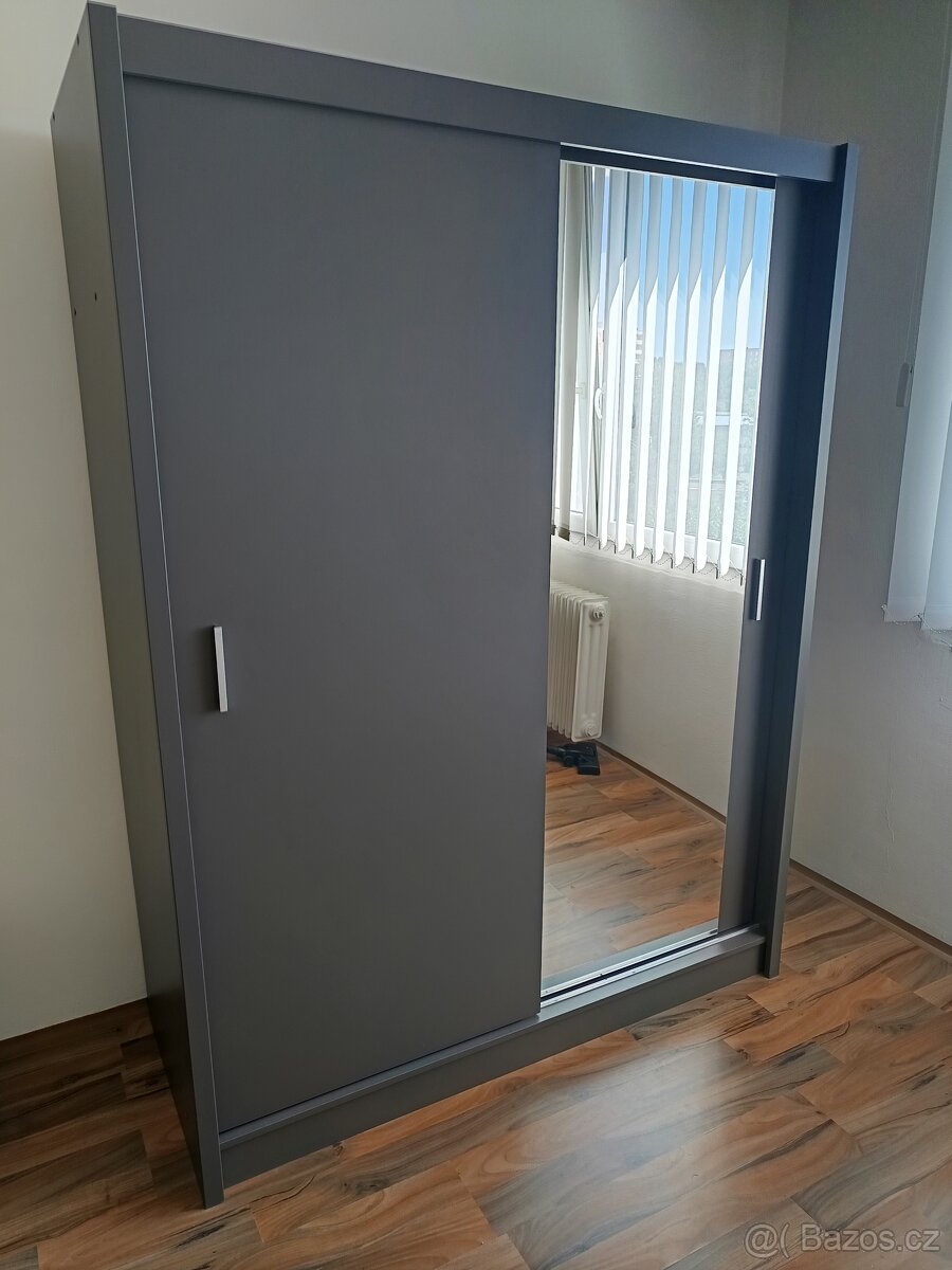 Šatní skříň se zrcadlem
