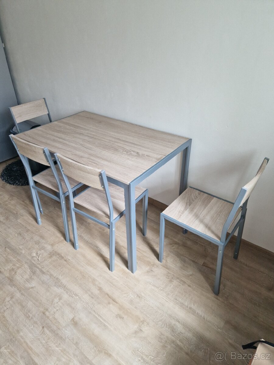 Stůl se židlemi