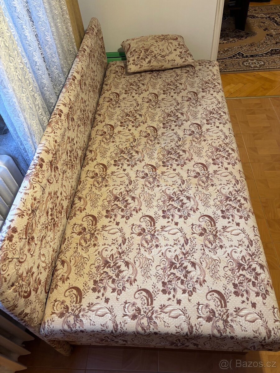 Retro gauč s úložným prostorem
