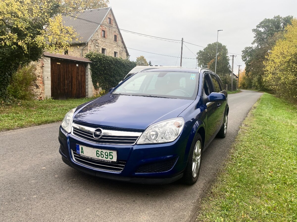 OPEL ASTRA 1,6 benzin RV 2010 VELMI PĚKNÉ