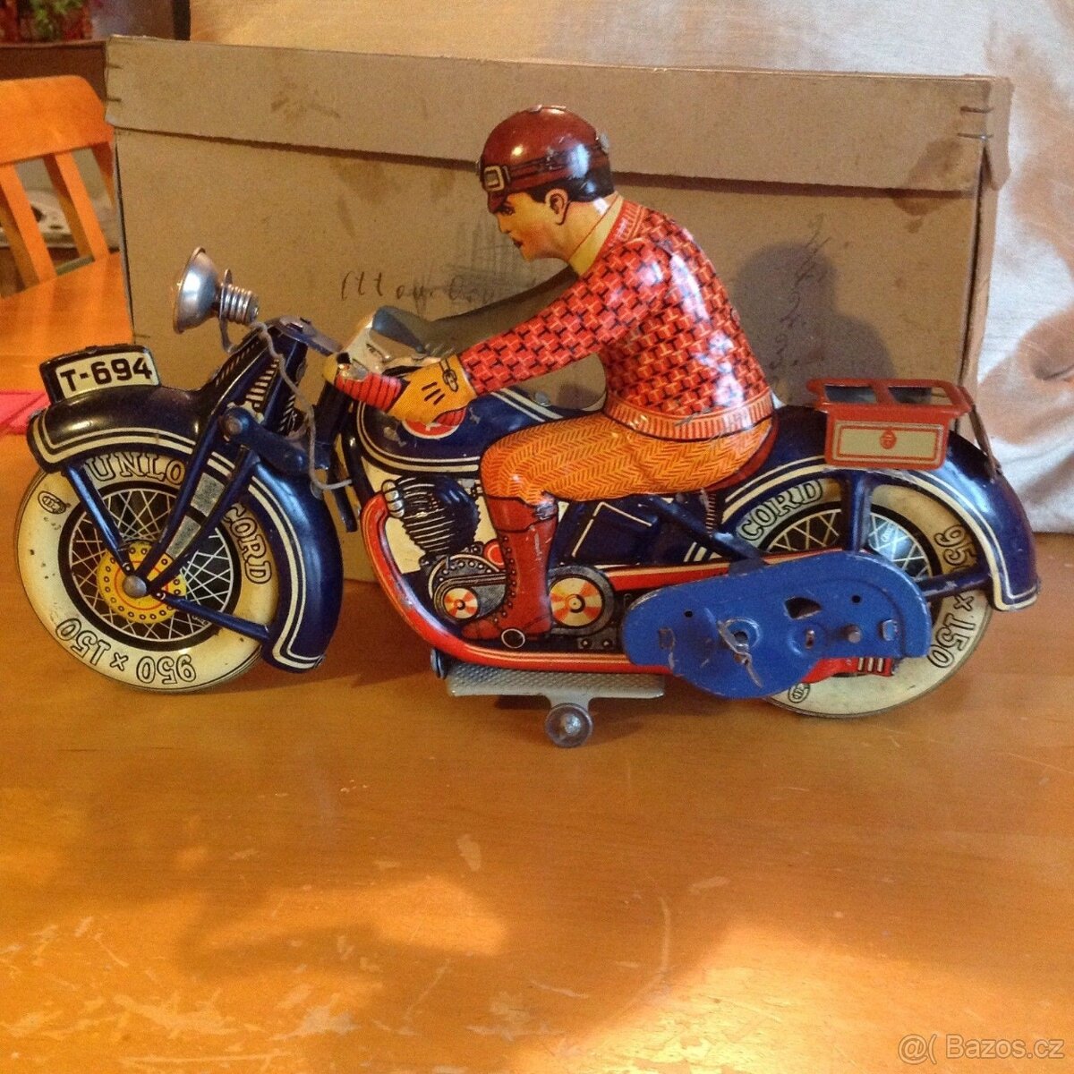 Stará velká plechová motorka od Tippco