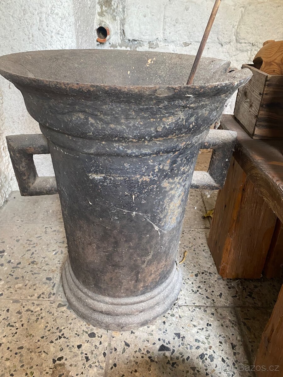 Prodám starožitný velký litinový hmoždíř v Praha