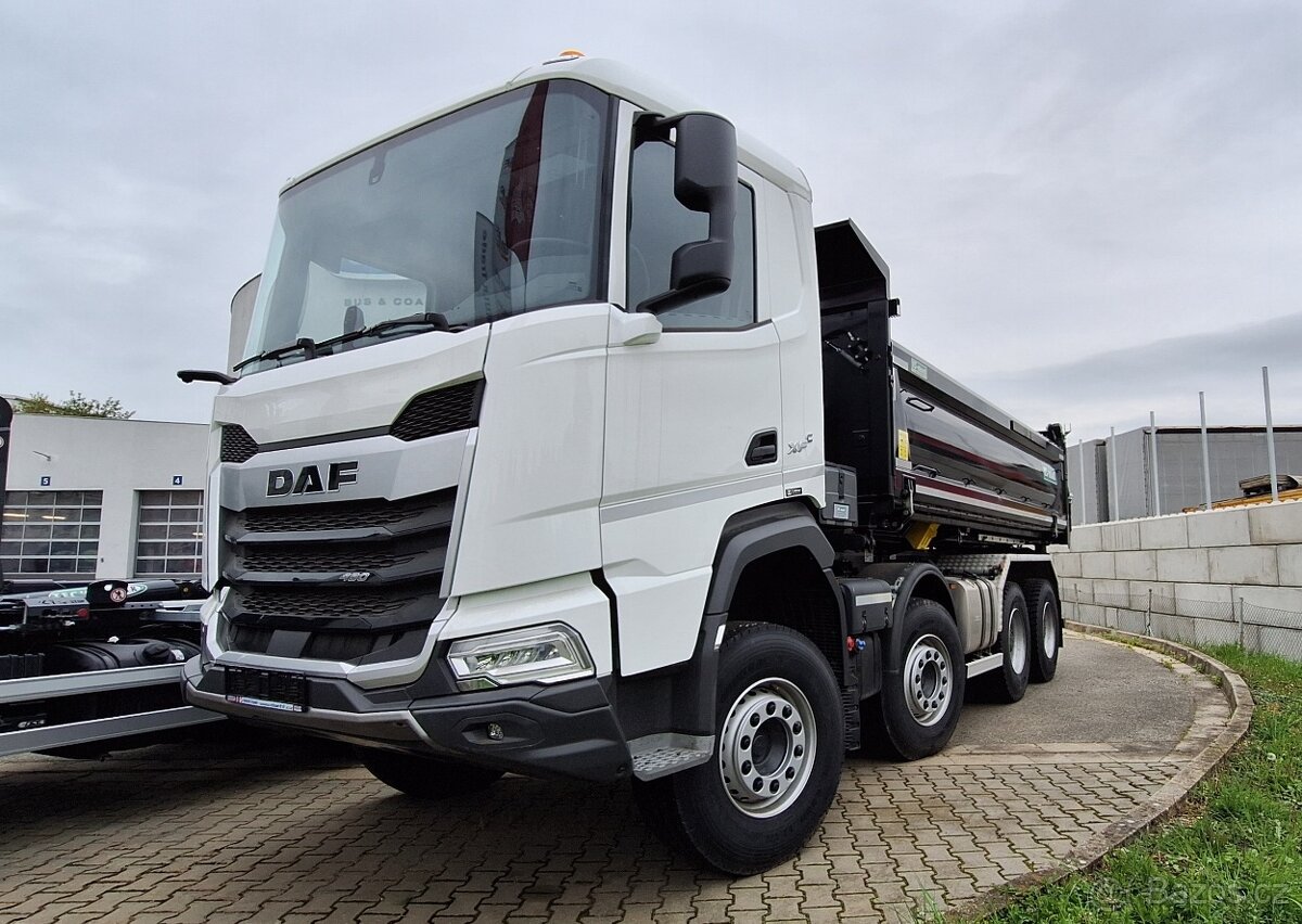 DAF XFC 480 FAD 8×4 TŘÍSTRANNÝ SKLÁPĚČ – PŘEDVÁDĚCÍ VOZIDLO