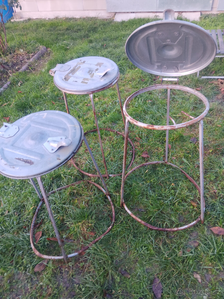 Stojan na odpadkové pytle s víkem.