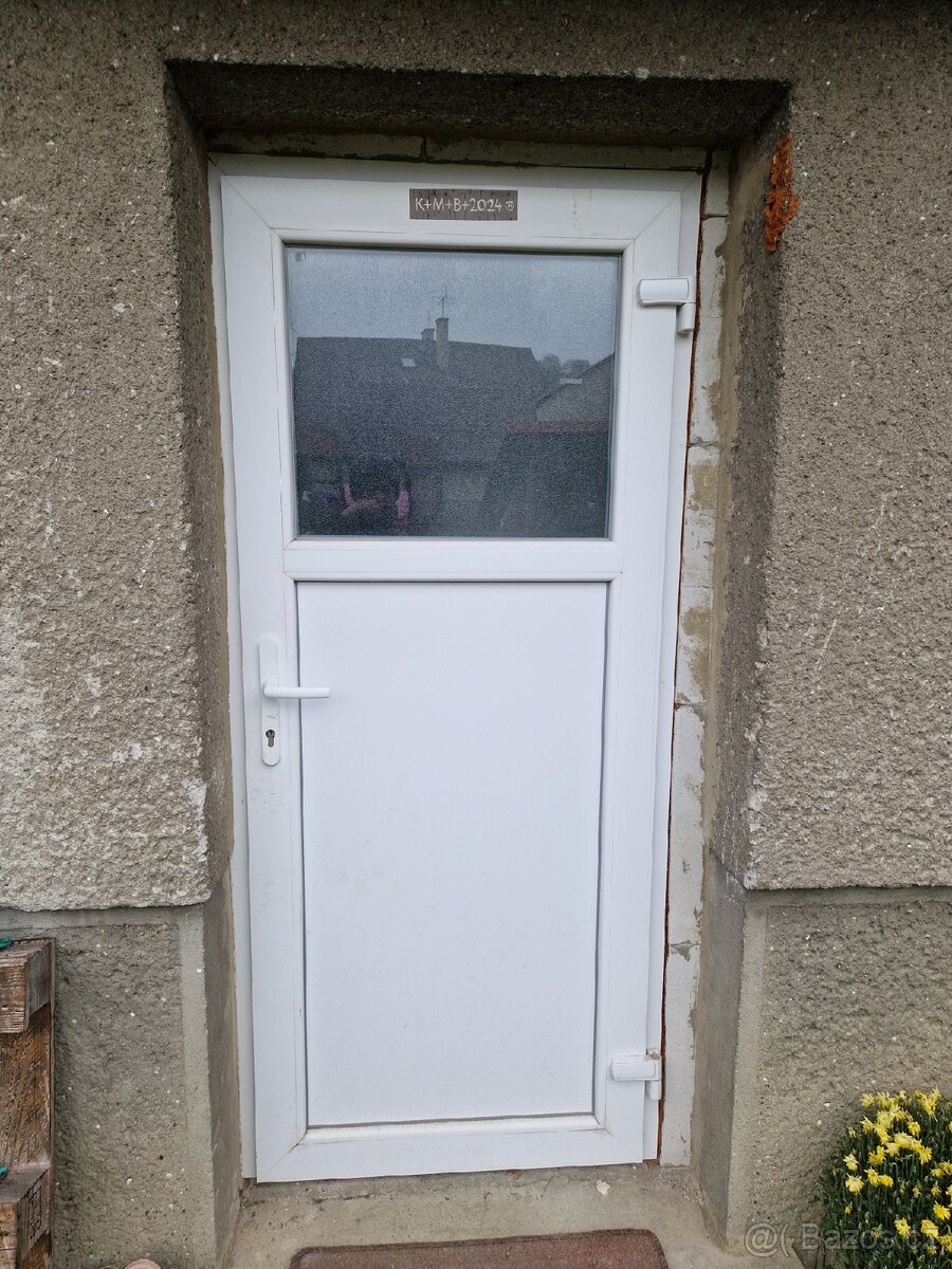 Vchodové plastové dveře