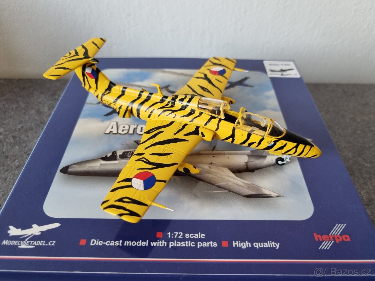 KOVOVÝ MODEL LETADLA L-29 DELFÍN