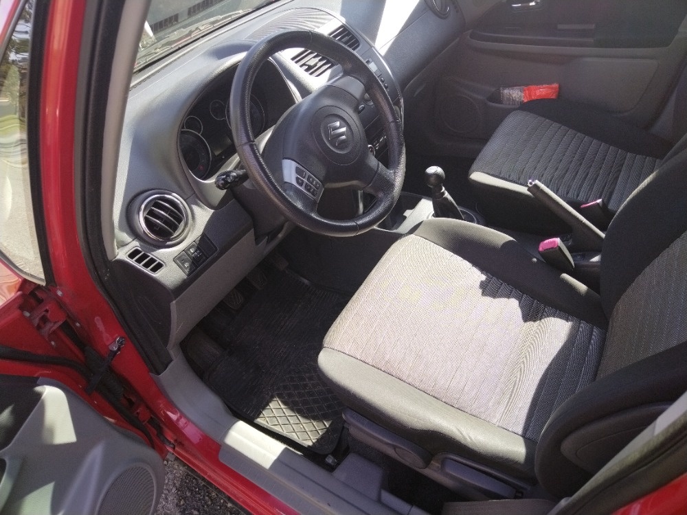 Prodám červené Suzuki SX4