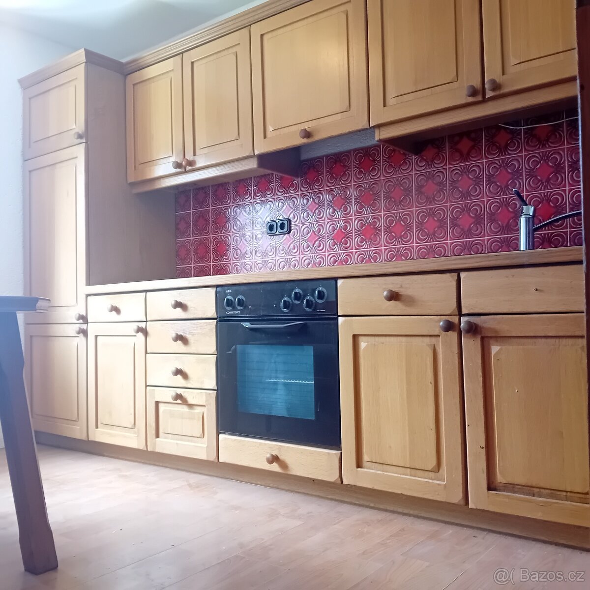 Rustikální kuchyňská linka se spotřebiči