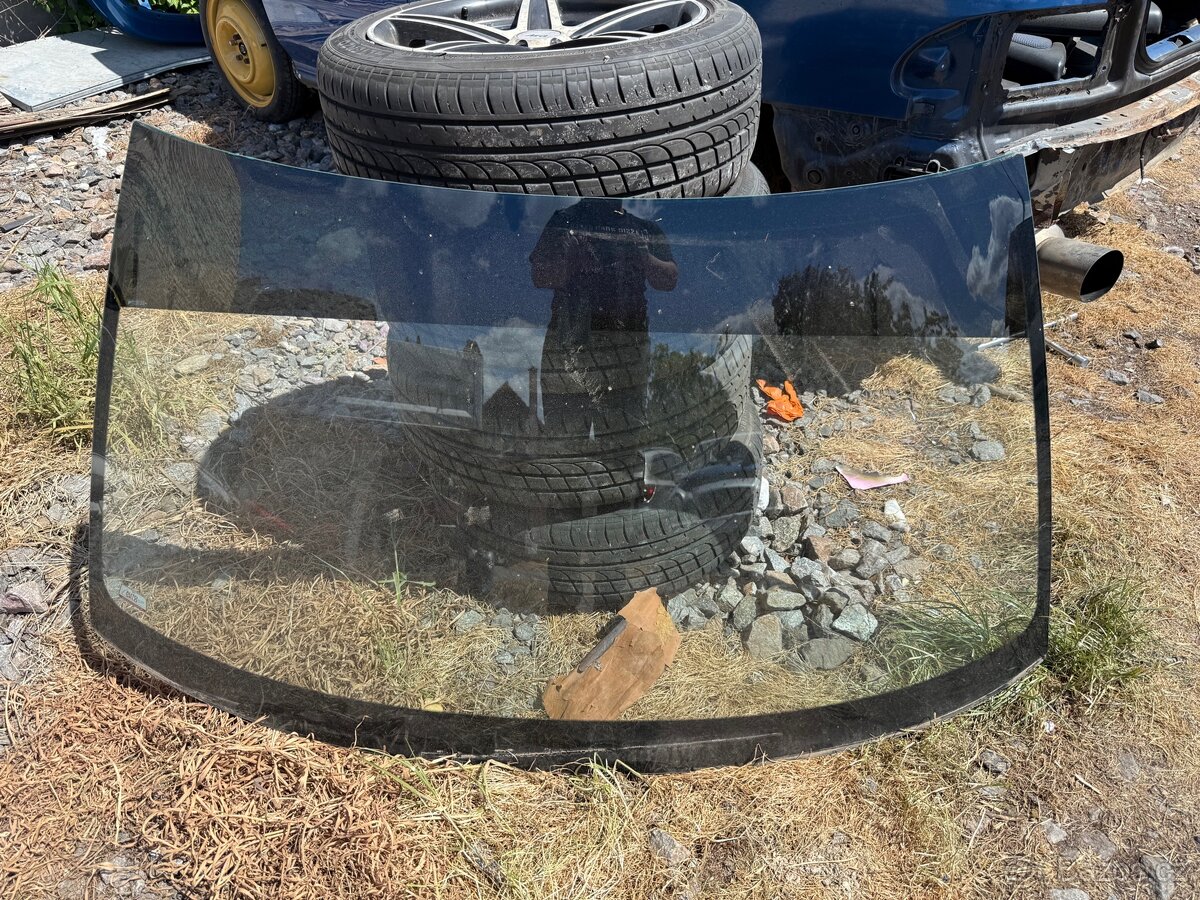 Subaru Forester SF čelní sklo, nové