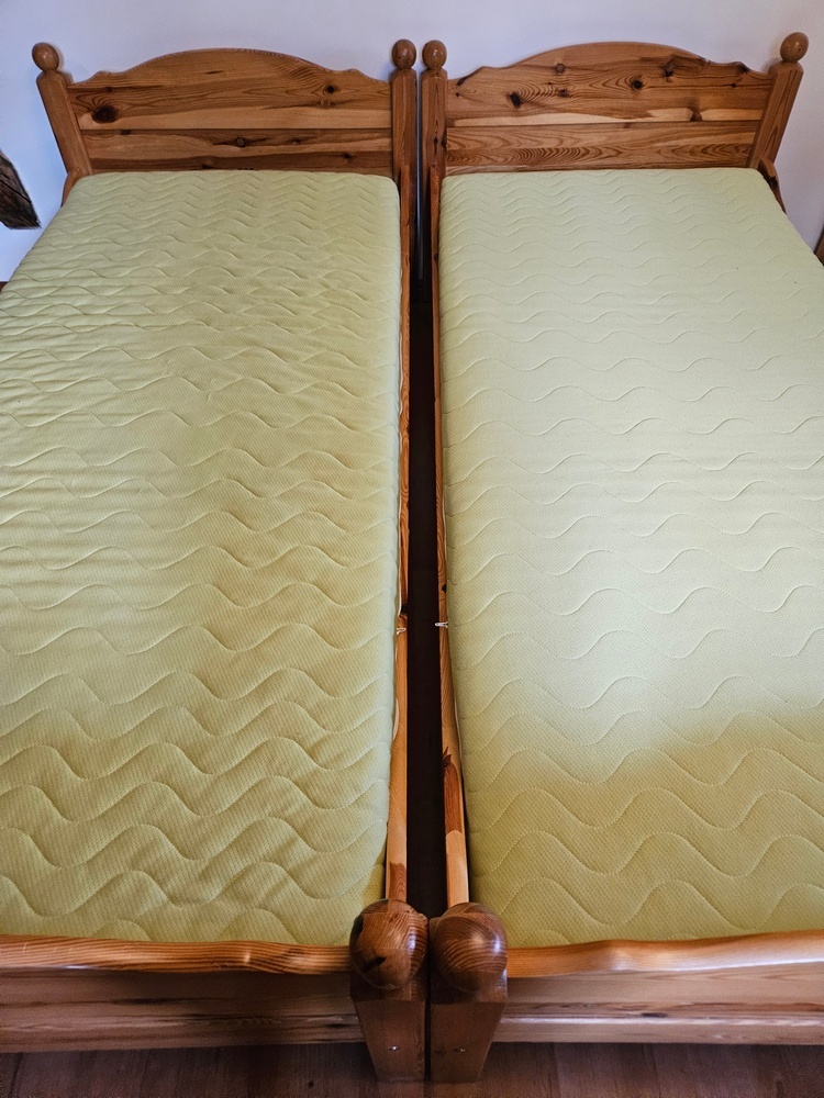 Postele masiv borovice 90 x 200 – 2 kusy