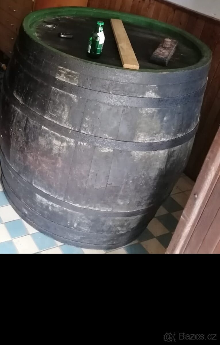 Dřevěný sud po červeném víně na dekoraci nebo nábytek