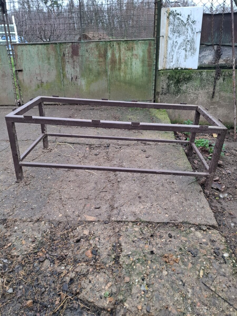 Stojany pod včelí úly