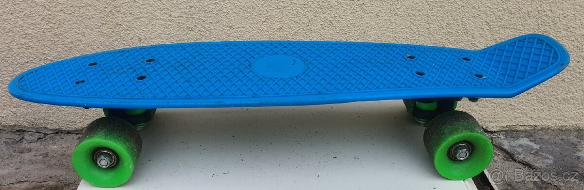 skateboard. vysoce kvalitní nezničitelný plast.