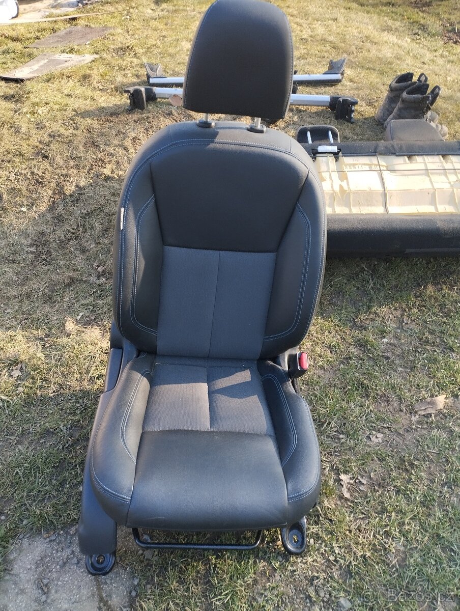 Nissan Navara D23 kozene sedacky