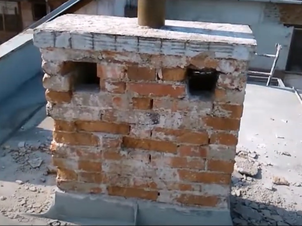 Nátěry střech, opravy komínů.