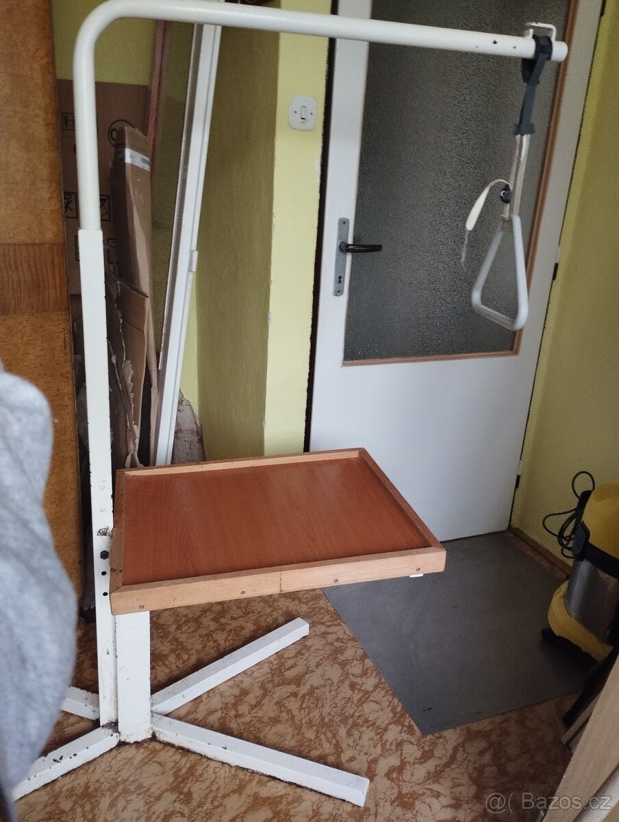 Pomocný stolek ke zdravotní posteli