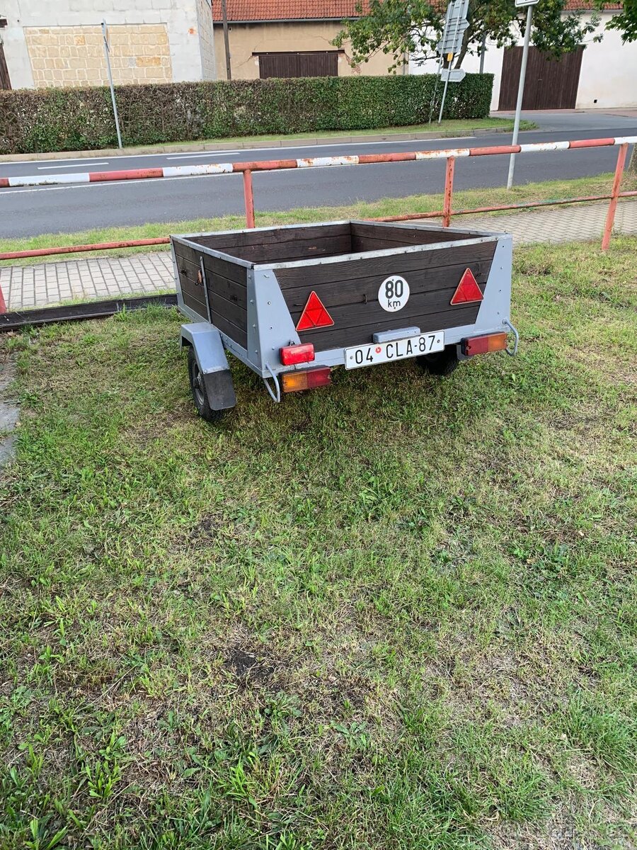 Vozík. Přívěs za auto. Sport jacht