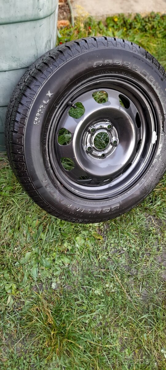 Nepoužitá rezervní pneumatika s diskem