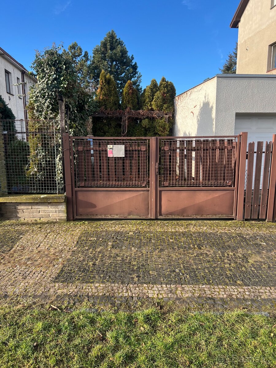 Pronájem parkovacího stání za uzamykatelnou bránou P4