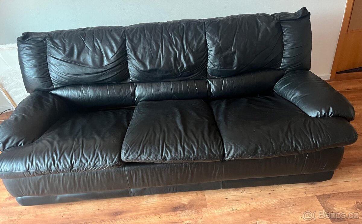 Černá kožená rozkládací sedačka