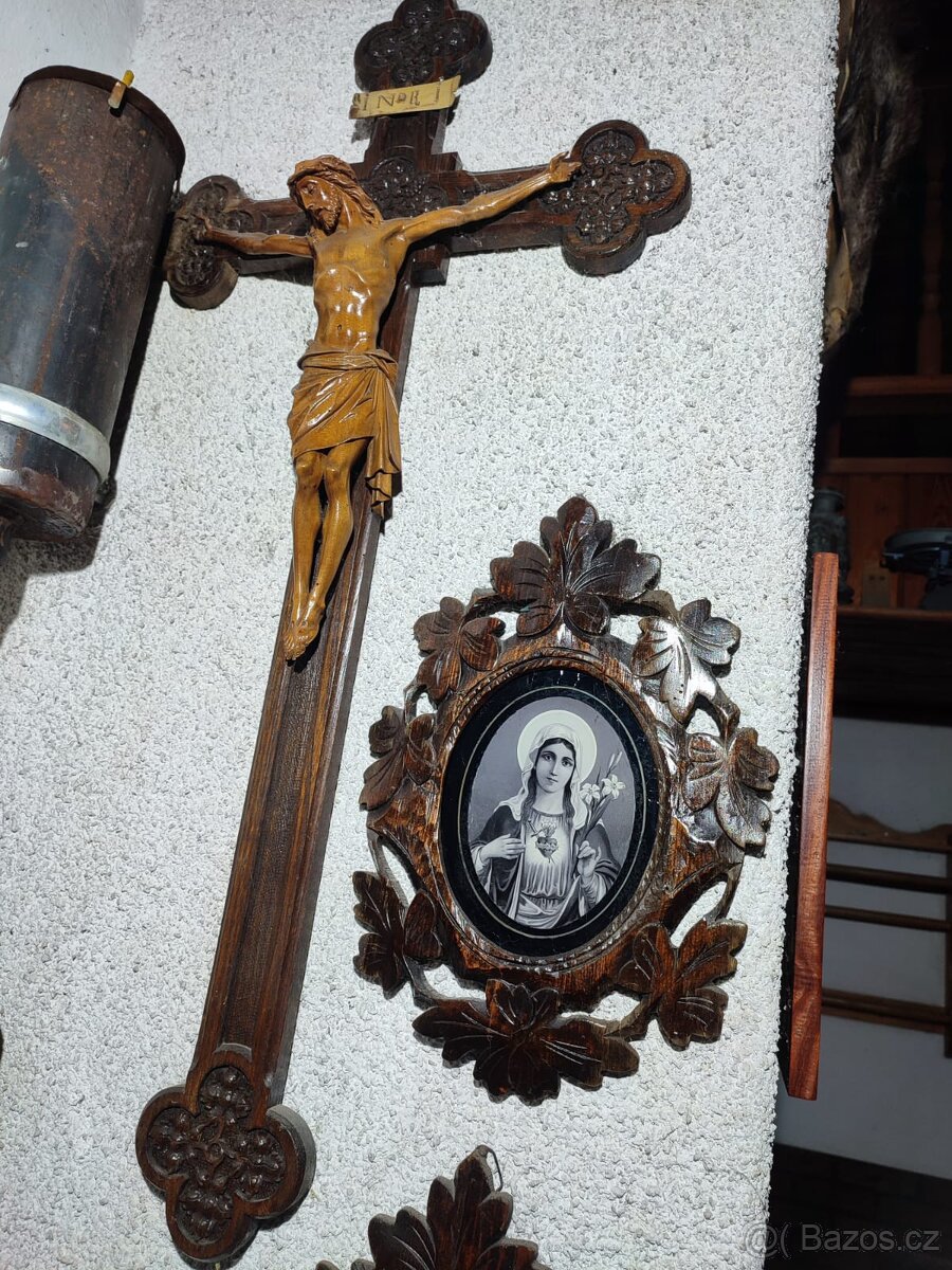 Starožitný kříž s Ježíšem