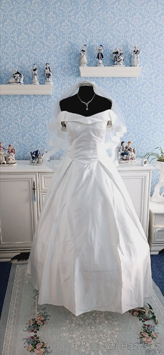Hezké svatební šaty