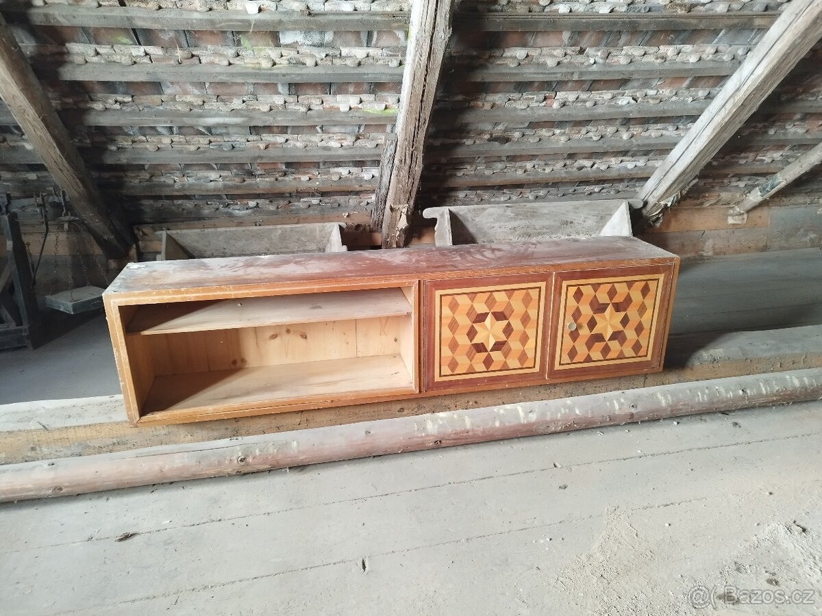 Skříňka dýhovaná masiv
