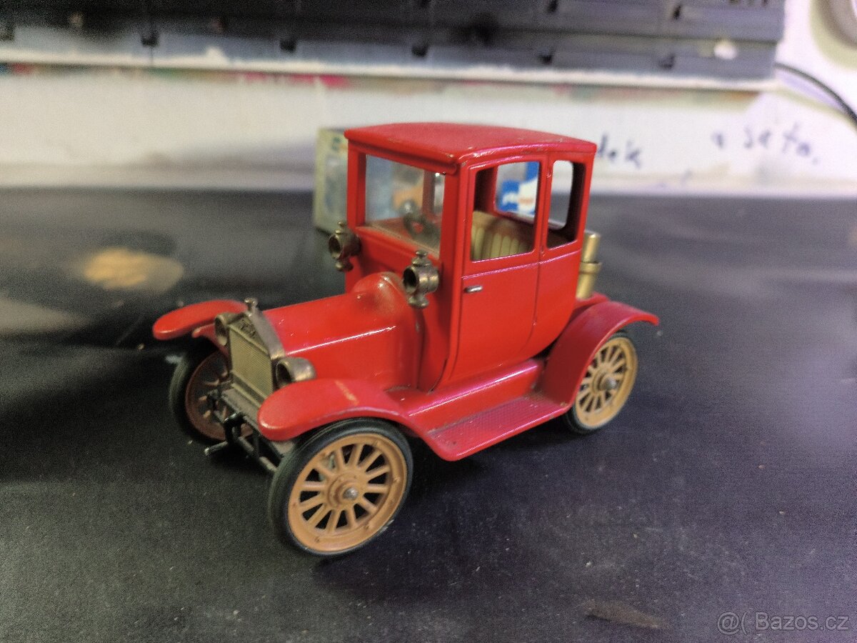 Starý model autička Ford T zapalovač