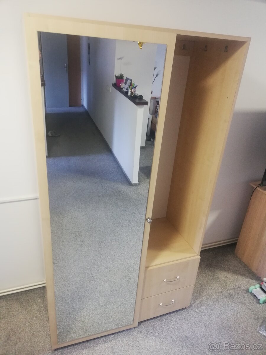 Šatní skříň se zrcadlem, dekor bříza, dobrý stav, pevná,