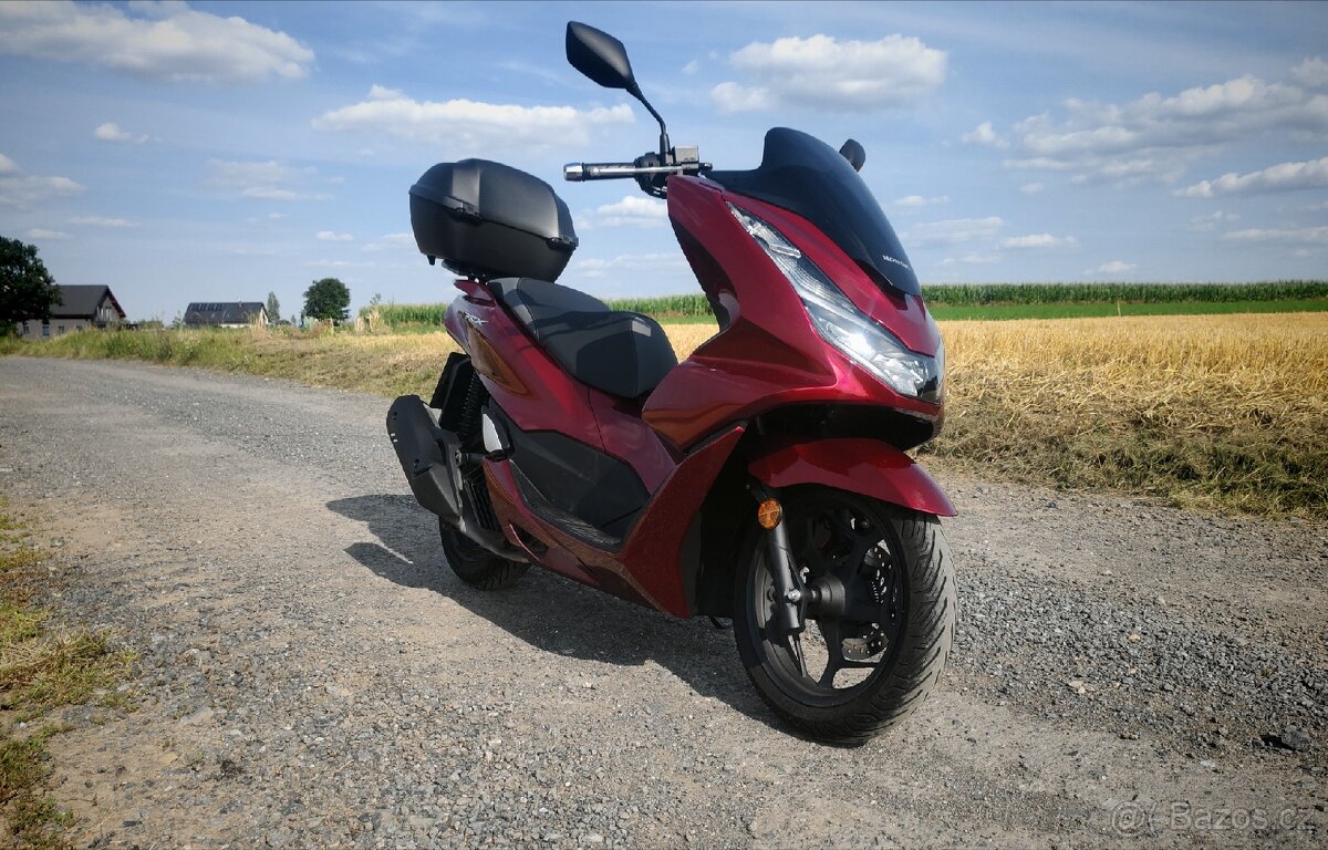 Krásná Honda PCX 125, 2022, ABS