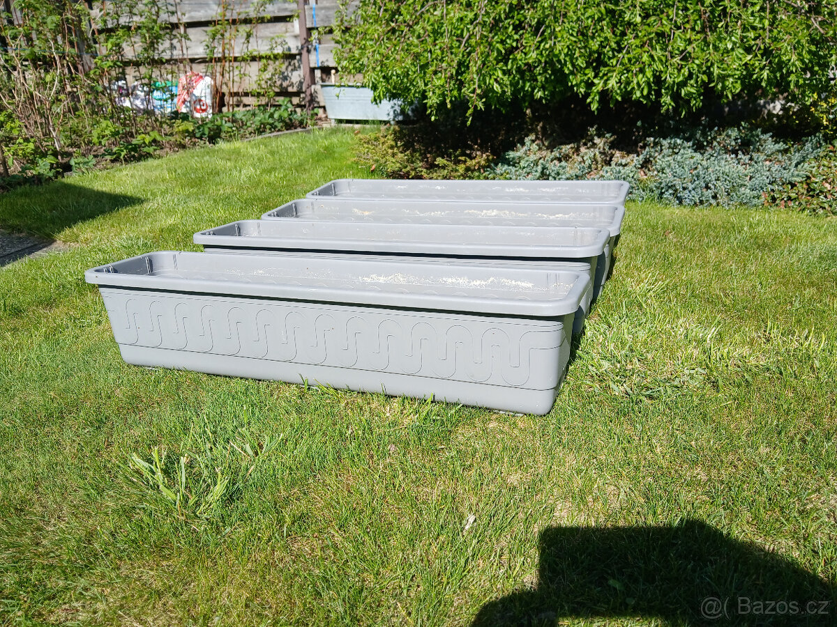 Truhlík plastový, samozavlažovací, 80 cm, šedý