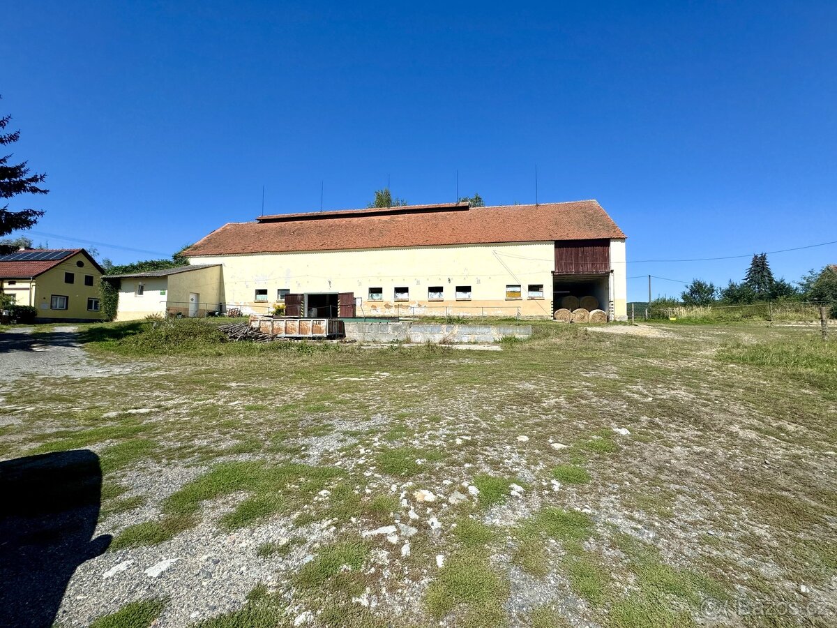 Zemědělský areál s navazujícími pozemky (12438m2), Bonětičky