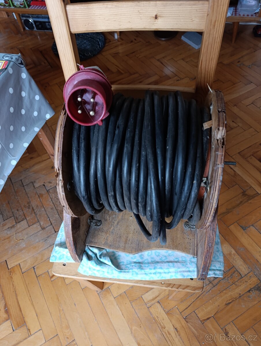 Prodám 4 Žilový Elektrický Kábel 25m s zasuvkami