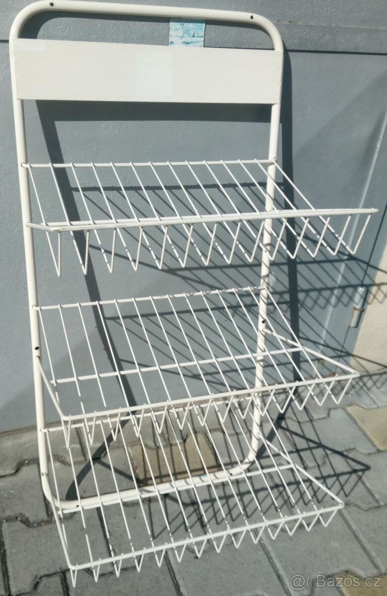 police nástěnná kovová s komaxit.nástřikem 60x30x120v. s 3 d