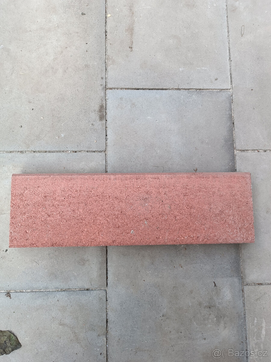 Betonový obrubník 50x5x15 červený