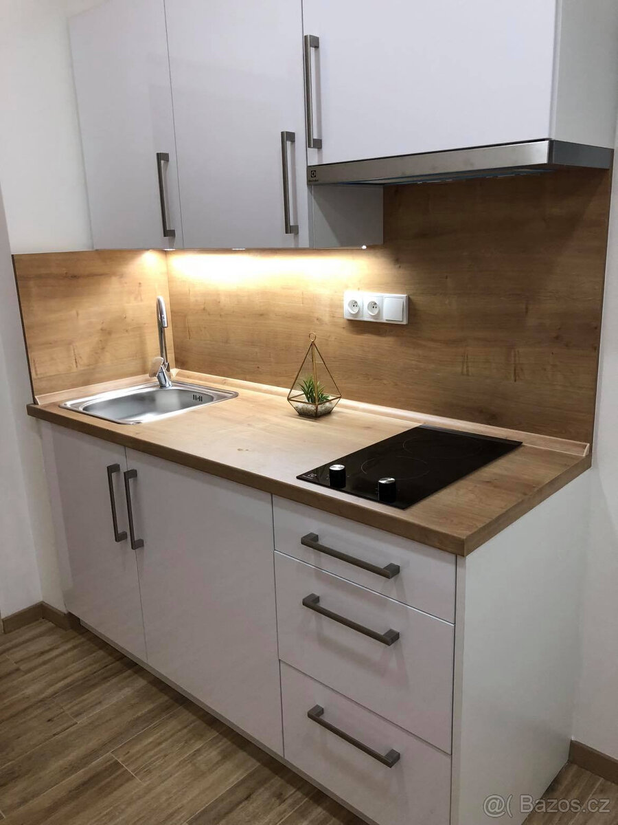 PRONÁJEM BYTU 1+KK, ULICE VEJVANOVSKÁ, ZLÍN