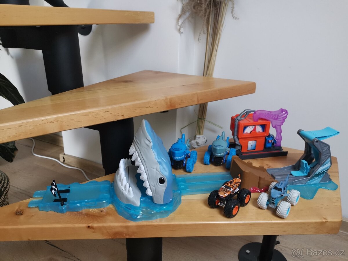 Monster Jam + HotWheels benzínka
