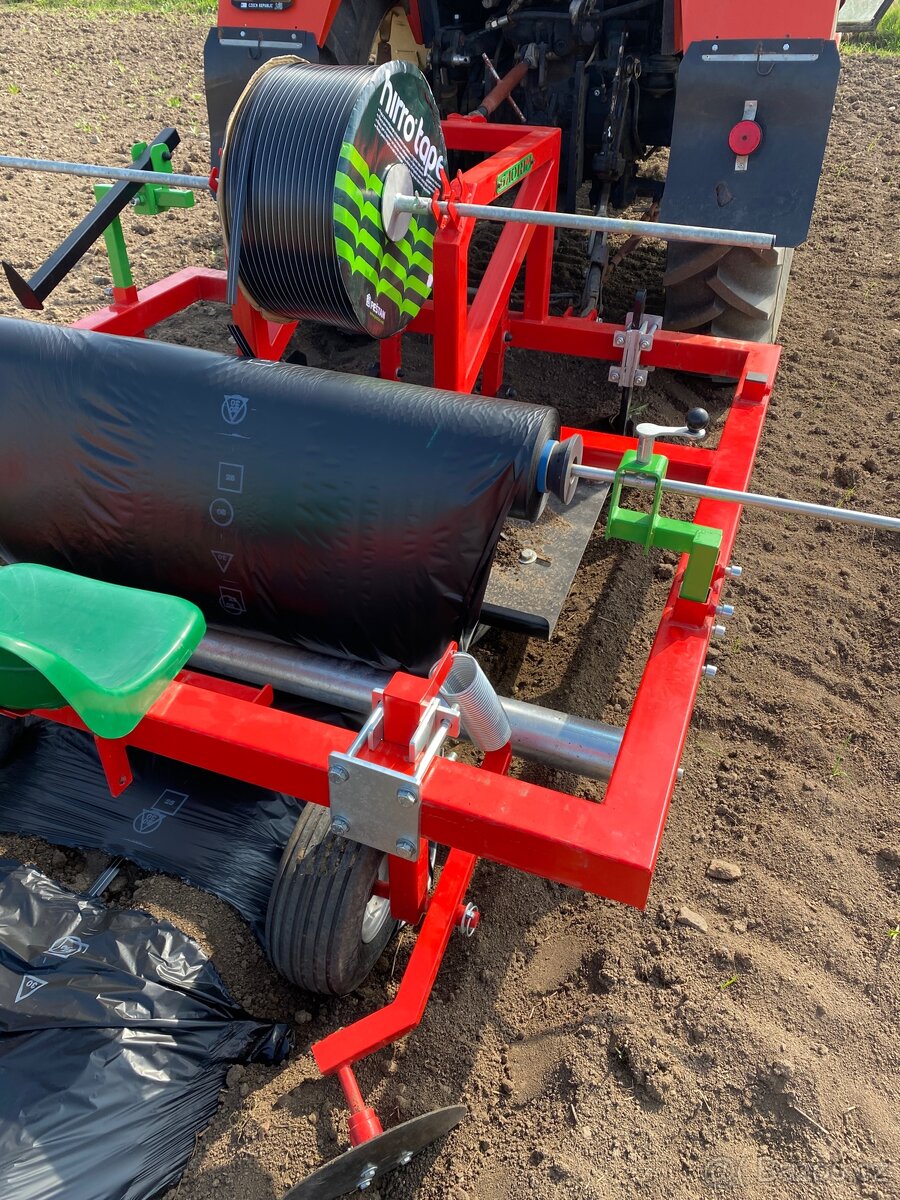 Pokladač folie a kapkové závlahy nový